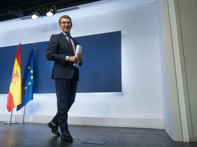 El presidente del Partido Popular, Alberto Núñez Feijóo, a su salida de comparecer tras hacer balance del año 2022, en la sede del Partido Popular, a 29 de diciembre de 2022, en Madrid (España).