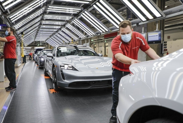 Archivo - Imagen de una planta de producción de Porsche.