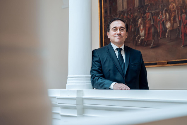 El ministro de Asuntos Exteriores, Unión Europea y Cooperación, José Manuel Albares, posa durante una entrevista para Europa Press en el Palacio de Viana, a 22 de diciembre de 2022, en Madrid (España).