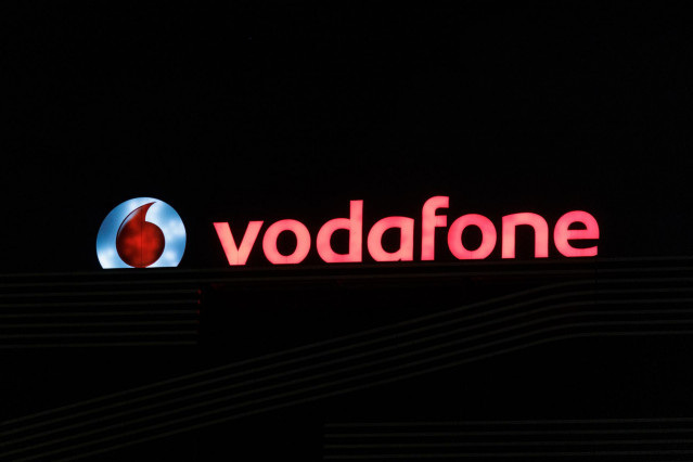 Archivo - Logo de la empresa de Vodafone encendido, a 10 de agosto de 2022, en Madrid (España). Hoy entran en vigor las primeras medidas del Plan de medidas de Ahorro y Eficiencia Energética de la Administración General del Estado (AGE). Una de ellas es e