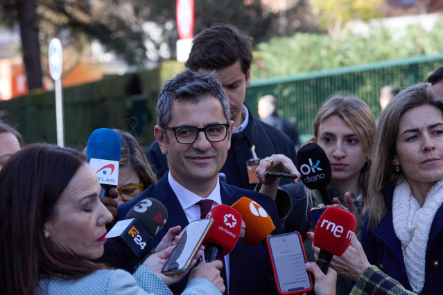 El ministro de la Presidencia, Relaciones con las Cortes y Memoria Democrática, Félix Bolaños, atiende a medios a su llegada al acto solemne de toma de posesión de los cuatro nuevos magistrados en el Tribunal Constitucional (TC), a 9 de enero de 2023, en