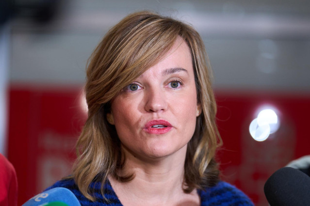 La portavoz del PSOE y ministra de Educación y Formación Profesional, Pilar Alegría, ofrece declaraciones a los medios de comunicación en la sede del partido socialista, a 5 de enero de 2023, en Reinosa, Cantabria (España). La portavoz ha hecho hincapié e