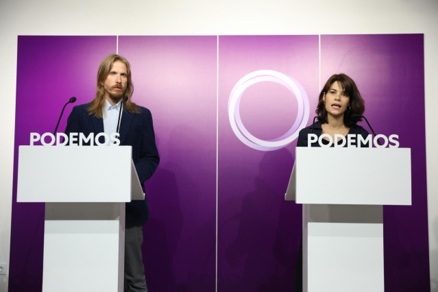 Archivo - Los portavoces de Podemos Isa Serra y Pablo Fernández intervienen en una rueda de prensa en la sede de Podemos, a 20 de septiembre de 2021, en Madrid, (España).