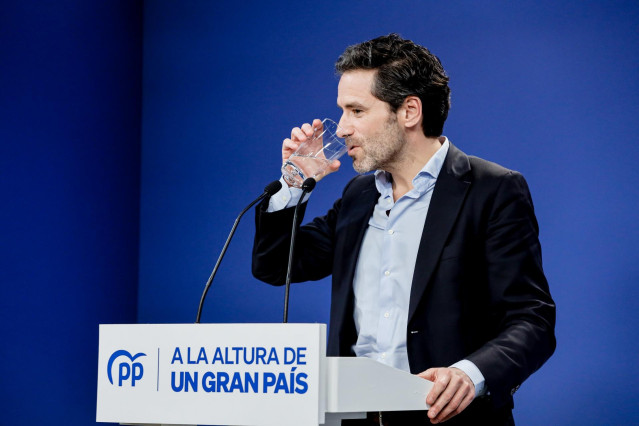 El exportavoz del PP en el Parlamento vasco, Borja Sémper, bebe agua durante una rueda de prensa tras ser elegido como portavoz del comité de campaña de la formación para las elecciones autonómicas y municipales del próximo 28 de mayo, a 9 de enero de 202