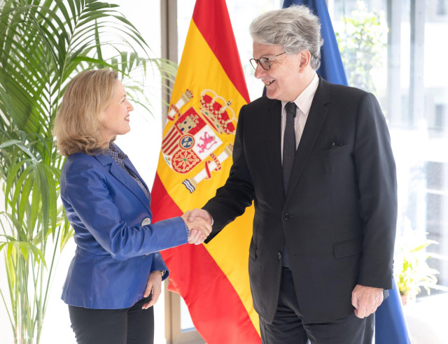 La vicepresidenta primera y ministra de Asuntos Económicos y Transformación Digital, Nadia Calviño, recibe al comisario europeo de Mercado Interior, Thierry Breton, en la sede del Ministerio, a 9 de enero de 2023, en Madrid (España). El comisario de Merca