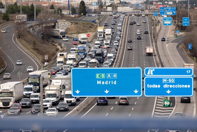 Circulación en el Km 17 de la autovía A4 en la segunda fase de la operación salida por Navidad de la DGT, a 30 de diciembre de 2022, en Madrid (España). La Dirección General de Tráfico (DGT) puso en marcha desde el 23 de diciembre un dispositivo especial