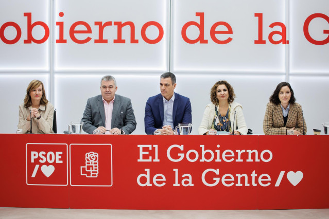 La ministra de Educación, Pilar Alegría; el secretario de Organización, Santos Cerdán; el secretario general del PSOE y presidente del Gobierno, Pedro Sánchez; la vicesecretaria general del PSOE, María Jesús Montero.
