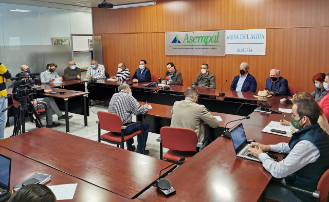 Archivo - Reunión de la Mesa del Agua de Almería.