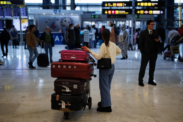 Una viajera con maletas espera para embarcar en el aeropuerto Adolfo Suárez Madrid-Barajas, a 30 de diciembre de 2022, en Madrid (España).