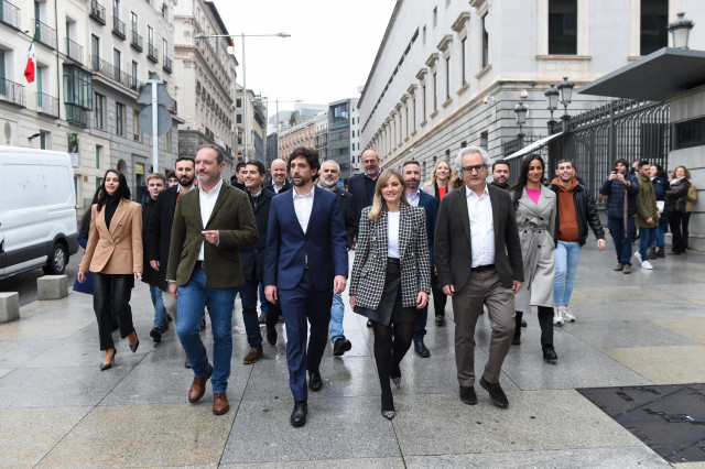 La presidenta de Cs, Inés Arrimadas (1i); el portavoz en el Parlament, Nacho Martín Blanco (4i); el portavoz en el Parlamento Europeo, Adrián Vázquez (c); la coordinadora autonómica, Patricia Guasp (4d); y la vicealcaldesa, Begoña Villacís (2d)