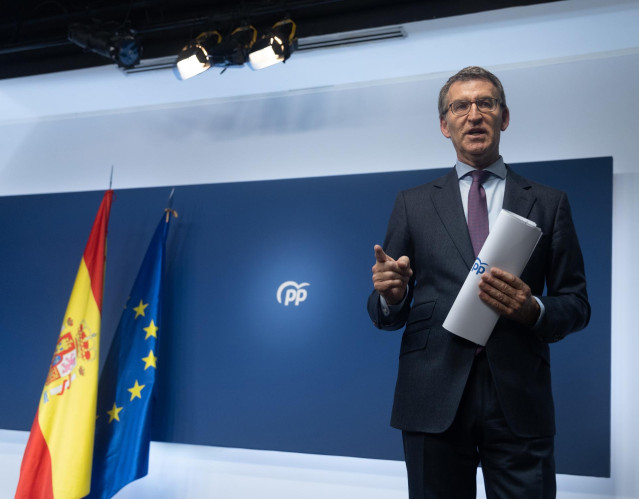 El presidente del Partido Popular, Alberto Núñez Feijóo, a su salida de comparecer tras hacer balance del año 2022, en la sede del Partido Popular, a 29 de diciembre de 2022, en Madrid (España). Se trata del primer año de Feijóo al frente del partido y de