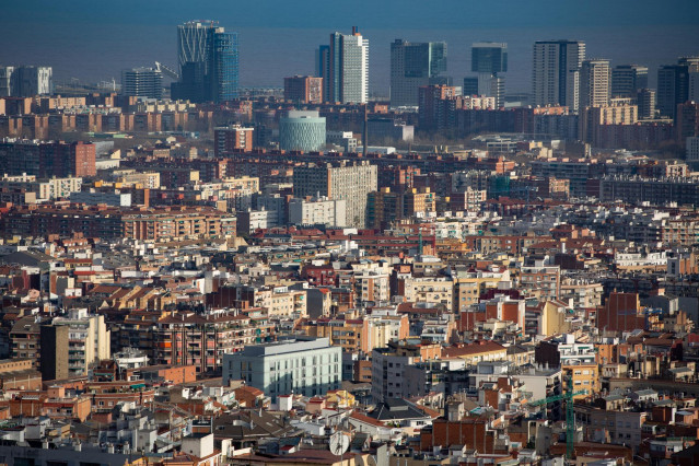 Archivo - Panorámica de viviendas en Barcelona