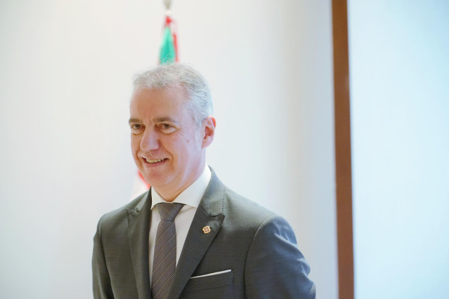 El Lehendakari, Iñigo Urkullu, durante su reunión con el presidente de Kutxabank, Antón Arriola, en Lehendakaritza, a 21 de diciembre de 2022, en Vitoria-Gasteiz, Álava, País Vasco (España).