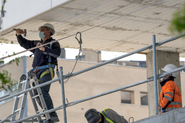 Archivo - Varios trabajadores en una obra