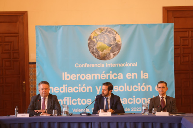 El embajador de Ucrania ante la ONU Sergiy Kyslytsya (I) en València