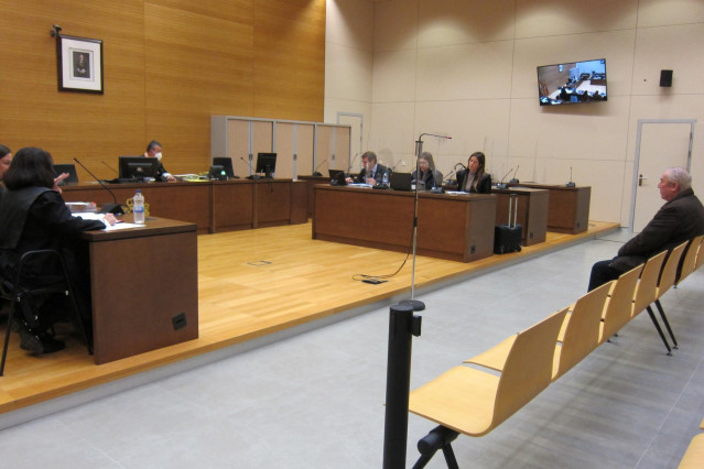 Un momento de la primera sesión del juicio contra un médico acusado de abusos sexuales.