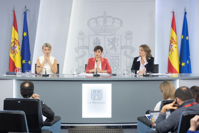 (I-D) La vicepresidenta segunda y ministra de Trabajo y Economía Social, Yolanda Díaz; la ministra portavoz del Gobierno, Isabel Rodríguez, y la vicepresidenta tercera del Gobierno y ministra para la Transición Ecológica y el Reto Demográfico, Teresa Ribe