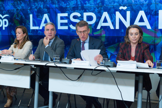 (I-D) La vicesecretaría de Políticas Sociales del PP, Carmen Navarro; el coordinador general del PP, Elías Bendodo; el presidente del Partido Popular, Alberto Núñez Feijóo y la portavoz parlamentaria del PP en el Congreso, Cuca Gamarra, durante la reunión