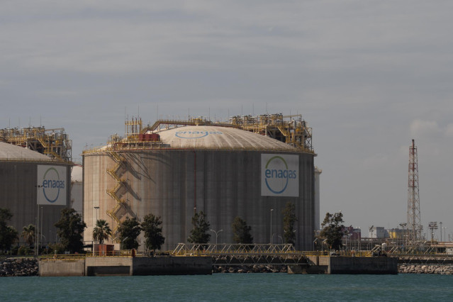 Archivo - Vista exterior de la planta regasificadora de Enagás en el Puerto de Barcelona