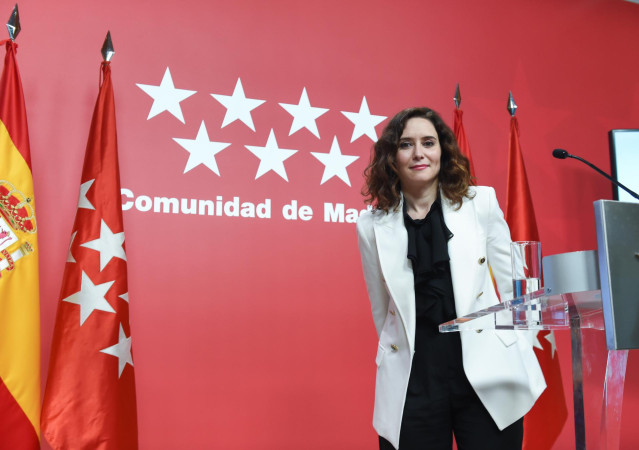 La presidenta de la comunidad de Madrid, Isabel Díaz Ayuso, durante una rueda de prensa posterior a la reunión del Consejo de Gobierno de la Comunidad de Madrid, en la Real Casa de Correos, a 28 de diciembre de 2022, en Madrid (España). Ayuso hace balance