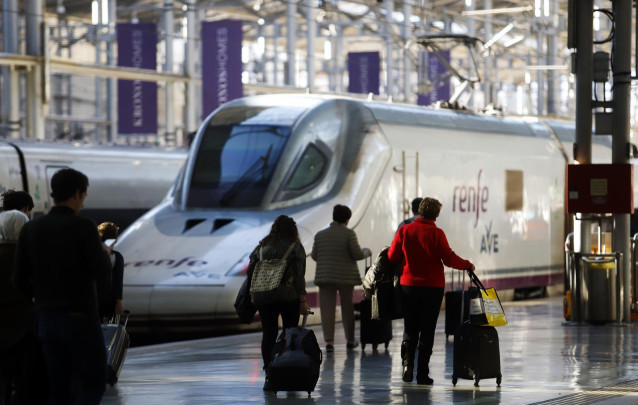 Varios viajeros cogen el Ave en la Estación María Zambrano de la capital, en el primer día de la Operación salida Navidad 2022.