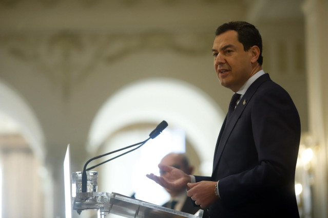 El presidente de la Junta, Juanma Moreno, durante su intervención en un desayuno informativo 'Fórum Europa. Tribuna Andalucía' en Málaga este 11 de enero