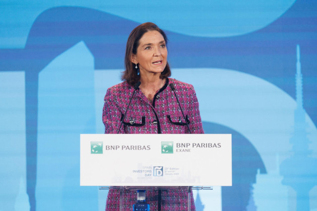 La ministra de Industria, Comercio y Turismo, Reyes Maroto, interviene durante la inauguración de la XIII Edición del Foro Spain Investors Day en el Hotel Mandarín Oriental Ritz, a 11 de enero de 2023, en Madrid (España).