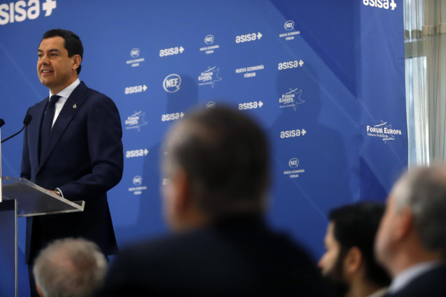 El presidente de la Junta, Juanma Moreno, durante su intervención en el acto en el Gran Hotel Miramar. A 11 de enero de 2023, en Málaga (Andalucía, España).El presidente de la Junta de Andalucía, Juanma Moreno ha acudido hoy miércoles, al desayuno informa