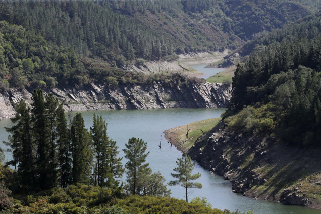 Archivo - Recorrido del embalse en Negueira de Muñiz, Lugo