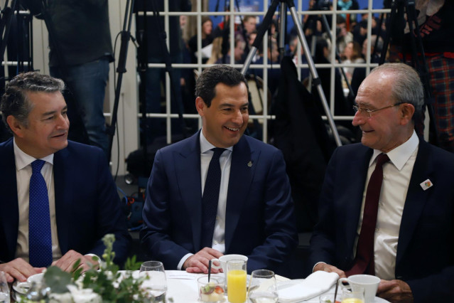 El presidente de la Junta, Juanma Moreno (c), junto al consejero de Presidencia, Antonio Sanz (i), y el alcalde de Málaga, Francisco de la Torre (d), en el desayuno informativo. A 11 de enero de 2023, en Málaga (Andalucía, España). El presidente de la Jun