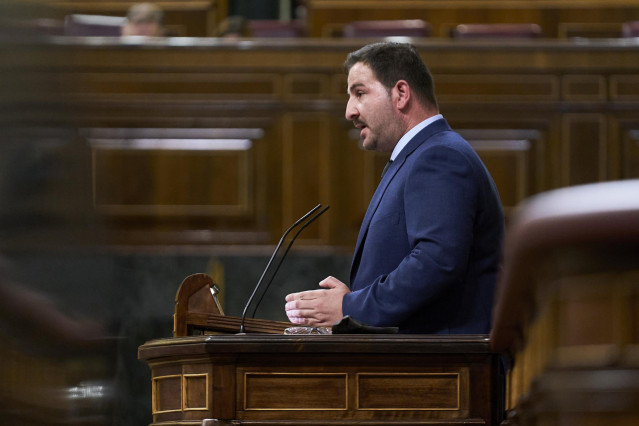 Archivo - El diputado de Unidas Podemos, Ismael Cortés, interviene en una sesión plenaria en el Congreso de los Diputados, a 23 de noviembre de 2021, en Madrid, (España).