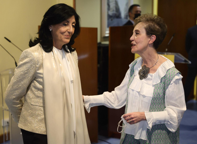 Archivo - La directora del Centro Nacional de Inteligencia (CNI), Esperanza Casteleiro (i) y su predecesora, Paz Esteban