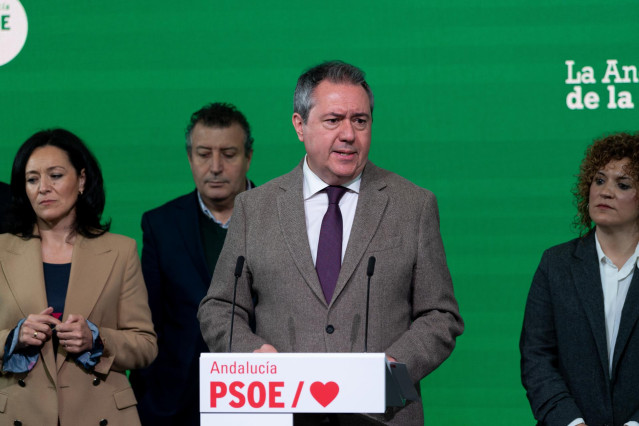 El secretario general del PSOE Juan Espada interviene acompañado de secretarios de las provincias andaluzas a 11 de enero de 2023 en Sevilla, (Andalucía, España). En Sevilla, el secretario general del PSOE de Andalucía, Juan Espadas, comparece en rueda de
