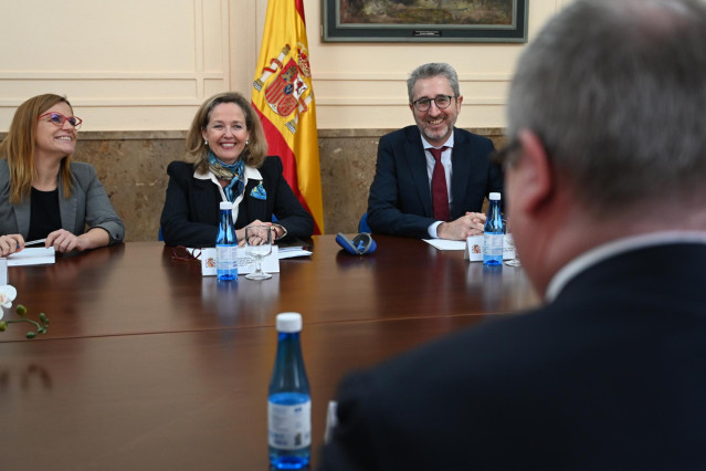 (I-D) La delegada del Gobierno en la Comunitat Valenciana, Pilar Bernabé; la vicepresidenta primera y ministra de Asuntos Económicos y Transformación Digital, Nadia Calviño y el consejero de Hacienda y Modelo Económico de la Generalitat.