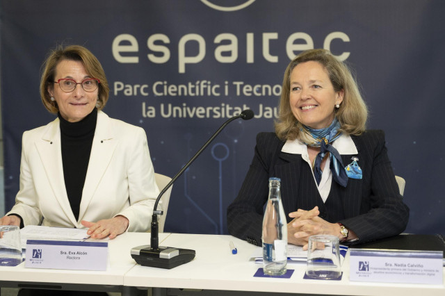 La rectora de la Univesidad Jaume I, Eva Alcón (i) y la vicepresidenta primera y ministra de Asuntos Económicos y Transformación Digital, Nadia Calviño (d), durante su visita al Parque Científico y Tecnológico de la Universidad Jaume I.