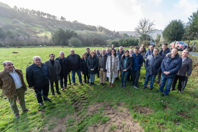 El vicesecretario de Coordinación Autonómica y Local del PP, Pedro Rollán, se ha desplazado este martes a Muras, un municipio rural de la Terra Chá, en Lugo, en que la ganadería tiene gran peso económico, para conocer el sector y dar el apoyo de los popul