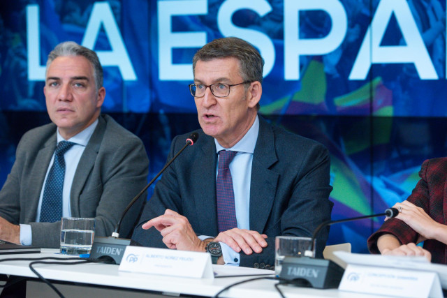 El coordinador general del PP, Elías Bendodo, y el presidente del Partido Popular, Alberto Núñez Feijóo, durante la reunión de la Junta Directiva Nacional del PP, en la sede nacional del PP, a 19 de diciembre de 2022, en Madrid (España).
