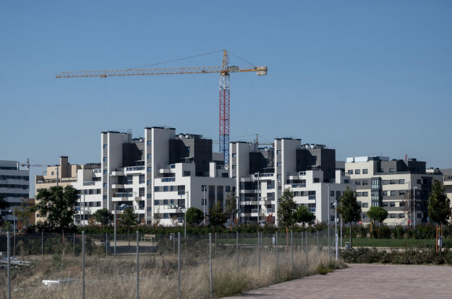 Archivo - Una grúa en una zona de construcción de edificios, a 27 de octubre de 2021, en Madrid, (España).
