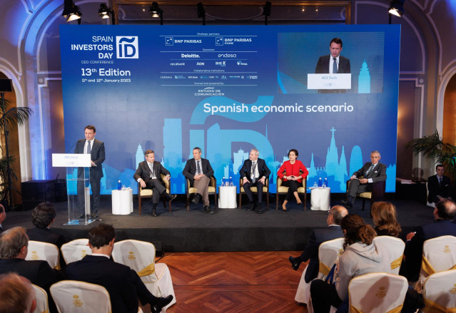 (I-D) El responsable de HCLTech Iberia, Adolfo Calviño; el Presidente y CEO de Equipo Económico; Ricardo Martínez Rico; el director de Macroeconomía y Análisis Internacional en FUNCAS, Raymond Torres; el Economista Jefe de BNP Paribas Exane, Frédéic Prete