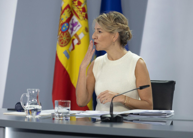 La vicepresidenta segunda y ministra de Trabajo y Economía Social, Yolanda Díaz, durante una rueda de prensa posterior al Consejo de Ministros, a 10 de enero de 2023, en Madrid (España). El Consejo de Ministros ha aprobado hoy la participación de España e