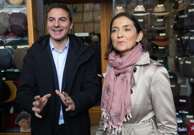 Archivo - La candidata a la alcaldía de Madrid, Reyes Maroto, sale de la sombrerería La Favorita Casa Enguita, a 7 de diciembre de 2022, en Madrid (España). Lobato y la ministra la ministra de Industria, Comercio y Turismo, Reyes Maroto, recorren varios p