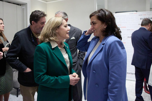 La vicepresidenta primera y ministra de Asuntos Económicos, Nadia Calviño (i), y la presidenta de La Rioja, Concha Andreu (d), conversan durante un desayuno informativo de Europa Press, a 12 de enero de 2023, en Madrid (España).