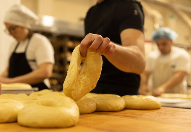 Pasteleros elaboran la masa de roscones en la pastelería Pan Delirio, a 2 de enero de 2023, en Madrid (España). Los madrileños consumirán estas fechas 2,6 millones de roscones de Reyes artesanos, pese a experimentar un incremento del 9% de media ese año p