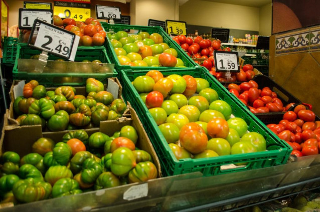 Archivo - Frutas y verduras en un lineal de supemercado