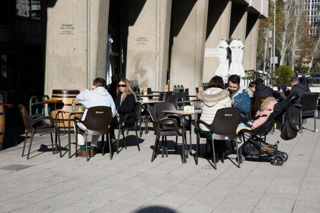 Varios jóvenes disfrutan del aperitivo