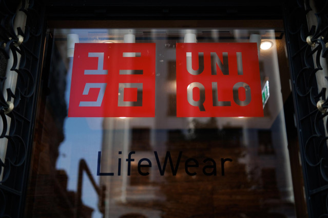 Archivo - Escaparate de una tienda de Uniqlo en la Gran Vía, la segunda que abre en Madrid, a 5 de octubre de 2022, en Madrid (España). El nuevo local de la cadena de tiendas de ropa japonesa cuenta con más de 2.000 metros cuadrados distribuidos en cuatro