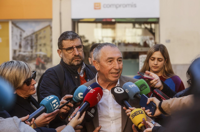 El diputado de Compromís en el Congreso, Joan Baldoví, atiende a la prensa tras presentar su candidatura a las primarias de la coalición