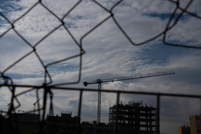 Una grúa en una zona de obras, a 31 de diciembre de 2022, en Barcelona