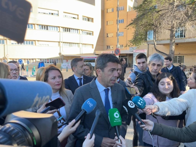 El presidente del PPCV, Carlos Mazón, atiende a los medios