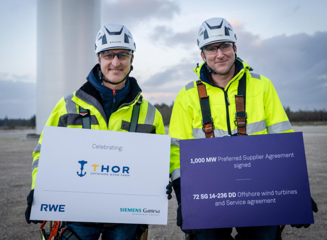 Sven Utermöhlen, CEO de RWE Offshore Wind (izda.) y Marc Becker, CEO del negocio offshore de Siemens Gamesa (dcha.) en Østerild (Dinamarca).